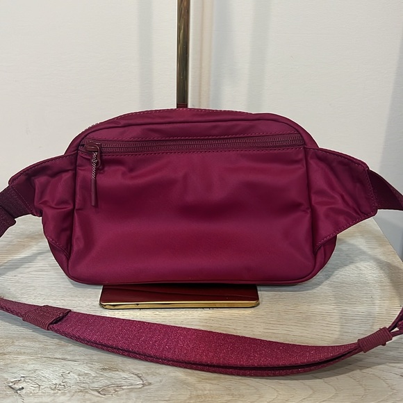 Lululemon Everywhere Belt Bag - Picture 4 of 6